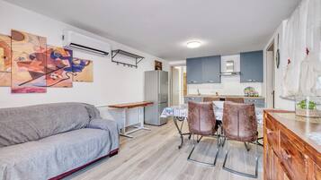 Familie appartement, meerdere slaapkamers, uitzicht op zee (Merlo D - Center & Private Parking) | Woonruimte | Een 21-inch smart-tv met kabelzenders