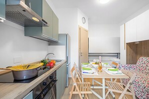 Family Studio, Sea Facing (Merlo A2 - Center & Private Parking) | Private kitchen | Fridge, oven, stovetop, cookware/dishes/utensils