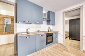 Fridge, oven, stovetop, cookware/dishes/utensils - Merlo D - town center & private parking (Ceriale)