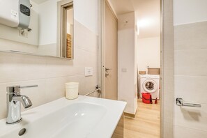 Shower, hair dryer, bidet, towels - Merlo D - town center & private parking (Ceriale)