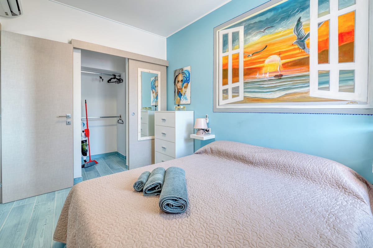 1 bedroom, bed sheets