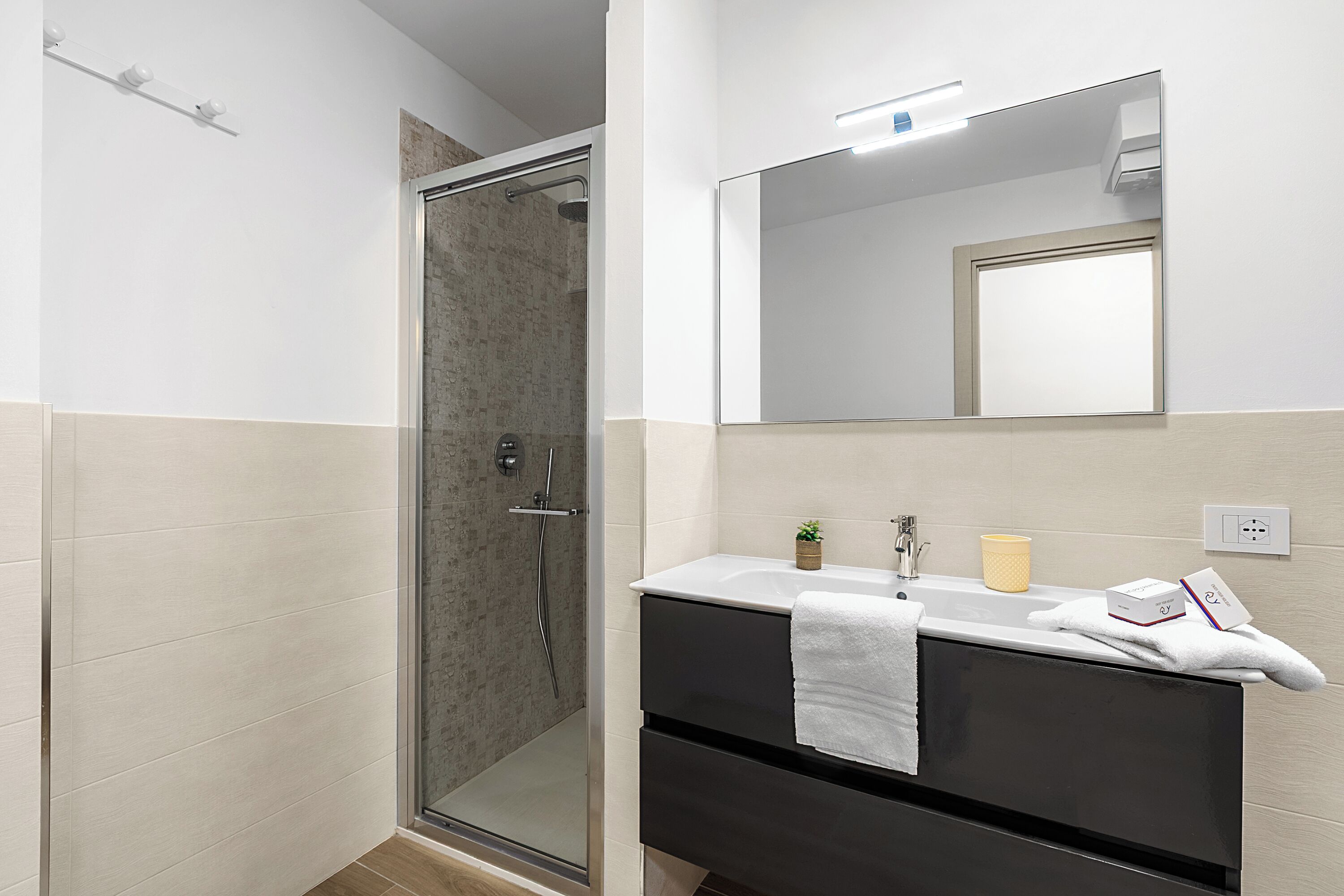 Appartement Familial, plusieurs chambres, vue mer (Merlo A -  Center & Private Parking) | Salle de bain | Douche, sèche-cheveux, bidet, serviettes fournies