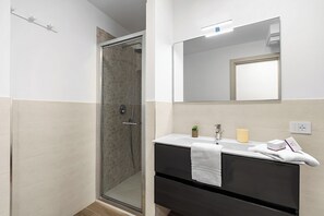 Family Apartment, Multiple Bedrooms, Sea Facing (Merlo A - Center & Private Parking) | Bathroom | Shower, hair dryer, bidet, towels