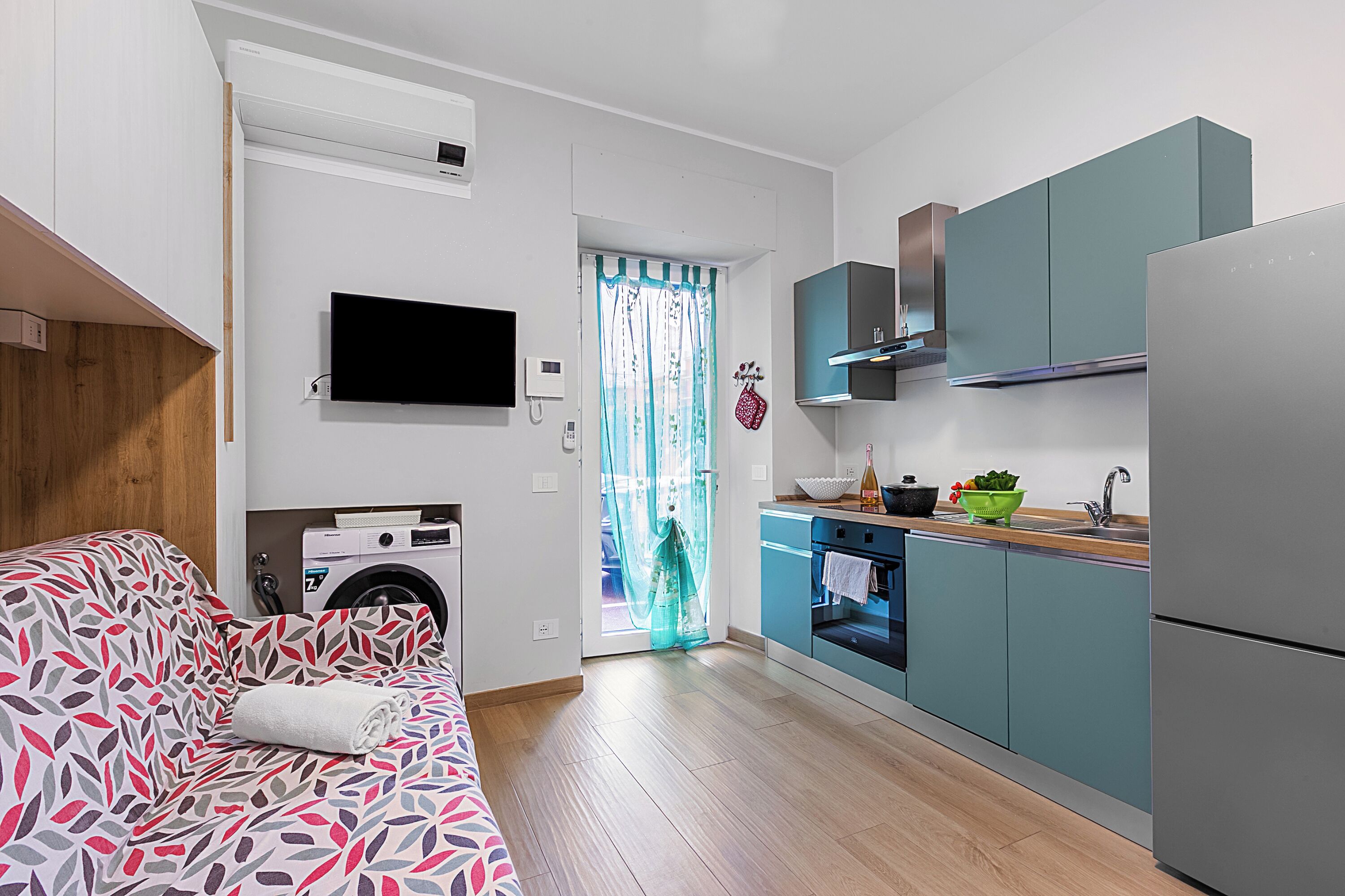 Studio Familial, vue mer (Merlo A2 - Center & Private Parking) | Coin séjour | TV connectée de 21 pouces avec chaînes par câble