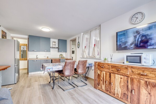 Fridge, oven, stovetop, cookware/dishes/utensils - Merlo D - town center & private parking (Ceriale)