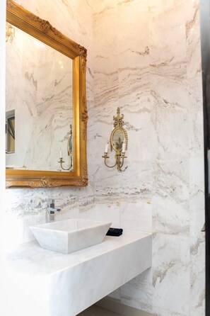 Regadera, secadora de cabello, toallas 