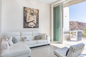 Televisión y oficina 