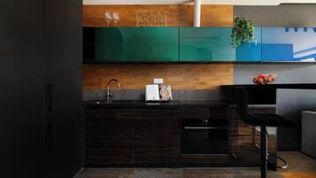 Fridge, oven, stovetop, electric kettle