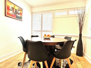 Apartment | Meeting facility - Clapham 3-bed Flat, Sleeps 6 With Free Parking (London)