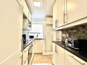 Apartment | Private kitchen | Fridge, microwave, oven, stovetop - Clapham 3-bed Flat, Sleeps 6 With Free Parking (London)