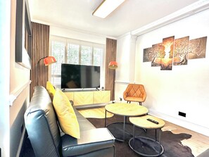 Apartment | Living area - Clapham 3-bed Flat, Sleeps 6 With Free Parking (London)