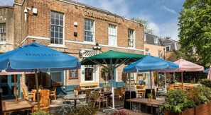 Apartment | Outdoor dining - Clapham 3-bed Flat, Sleeps 6 With Free Parking (London)