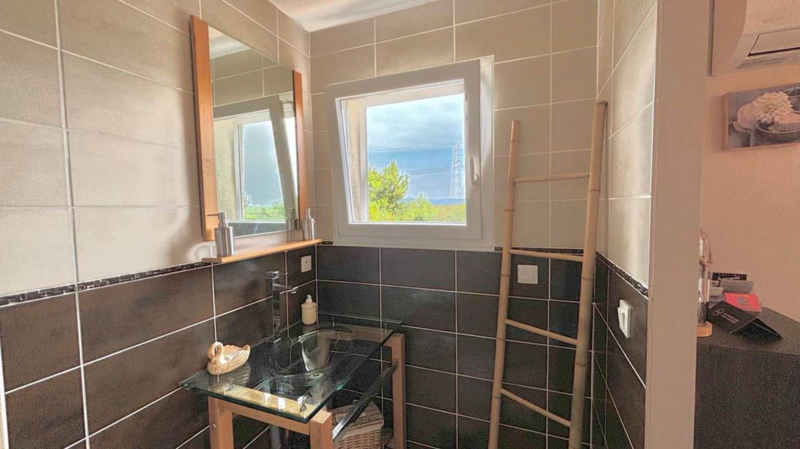 Een haardroger, handdoeken