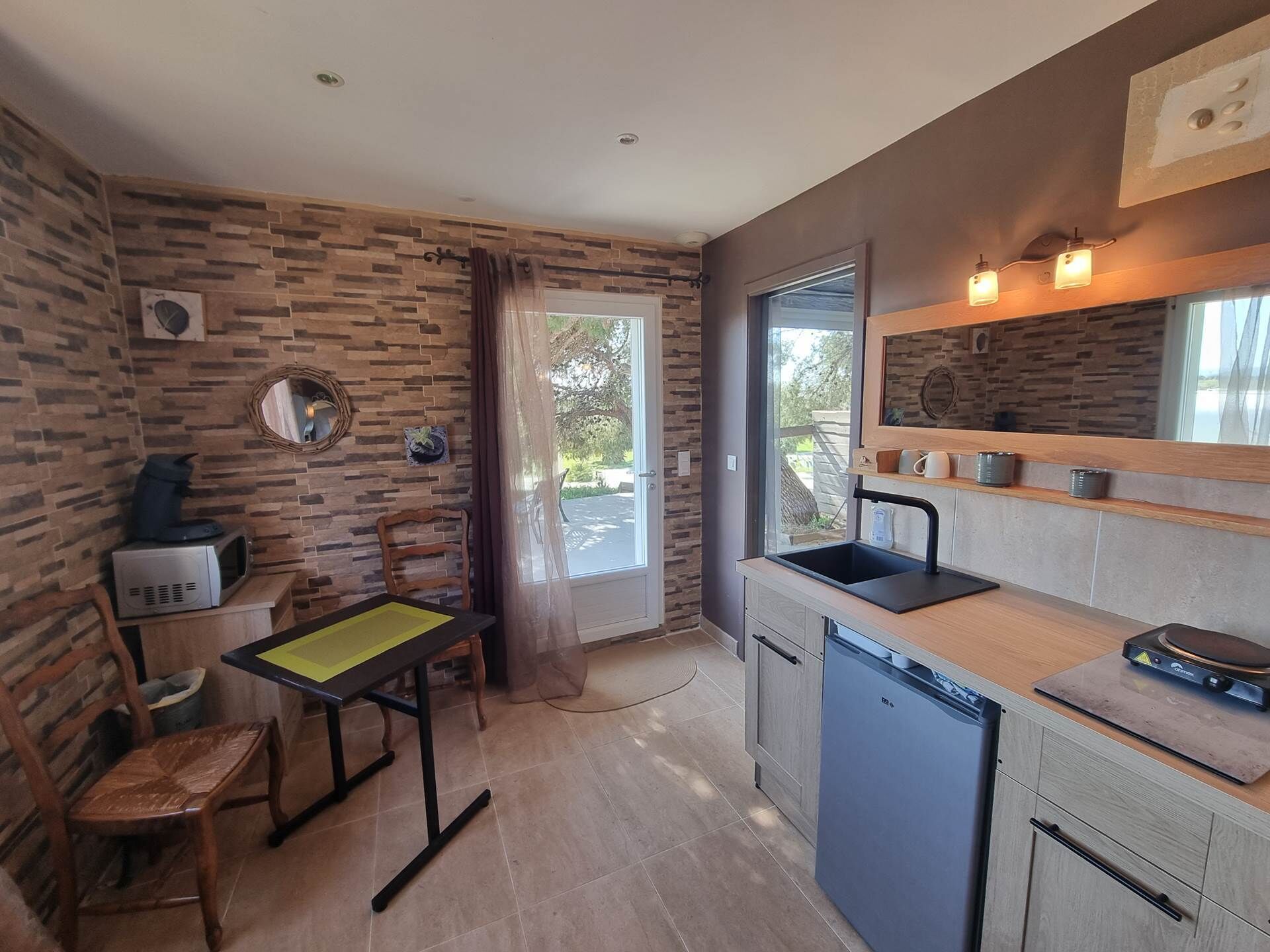 Een koelkast, een oven, een kinderstoel