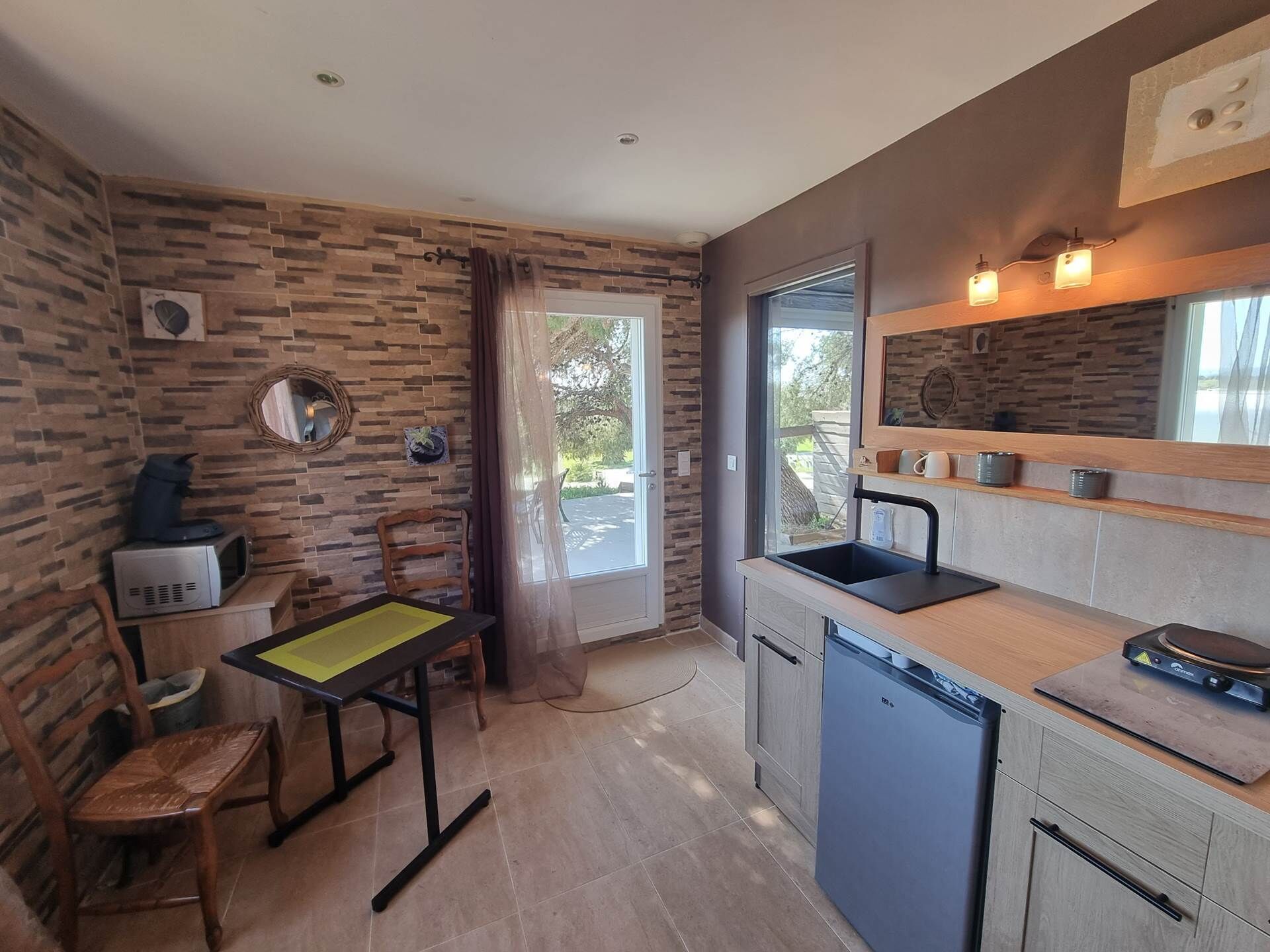 Réfrigérateur, four, chaise haute