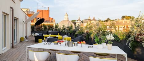 Presidentiële suite | Luxe beddengoed, donsdekens, een minibar, individueel gemeubileerd