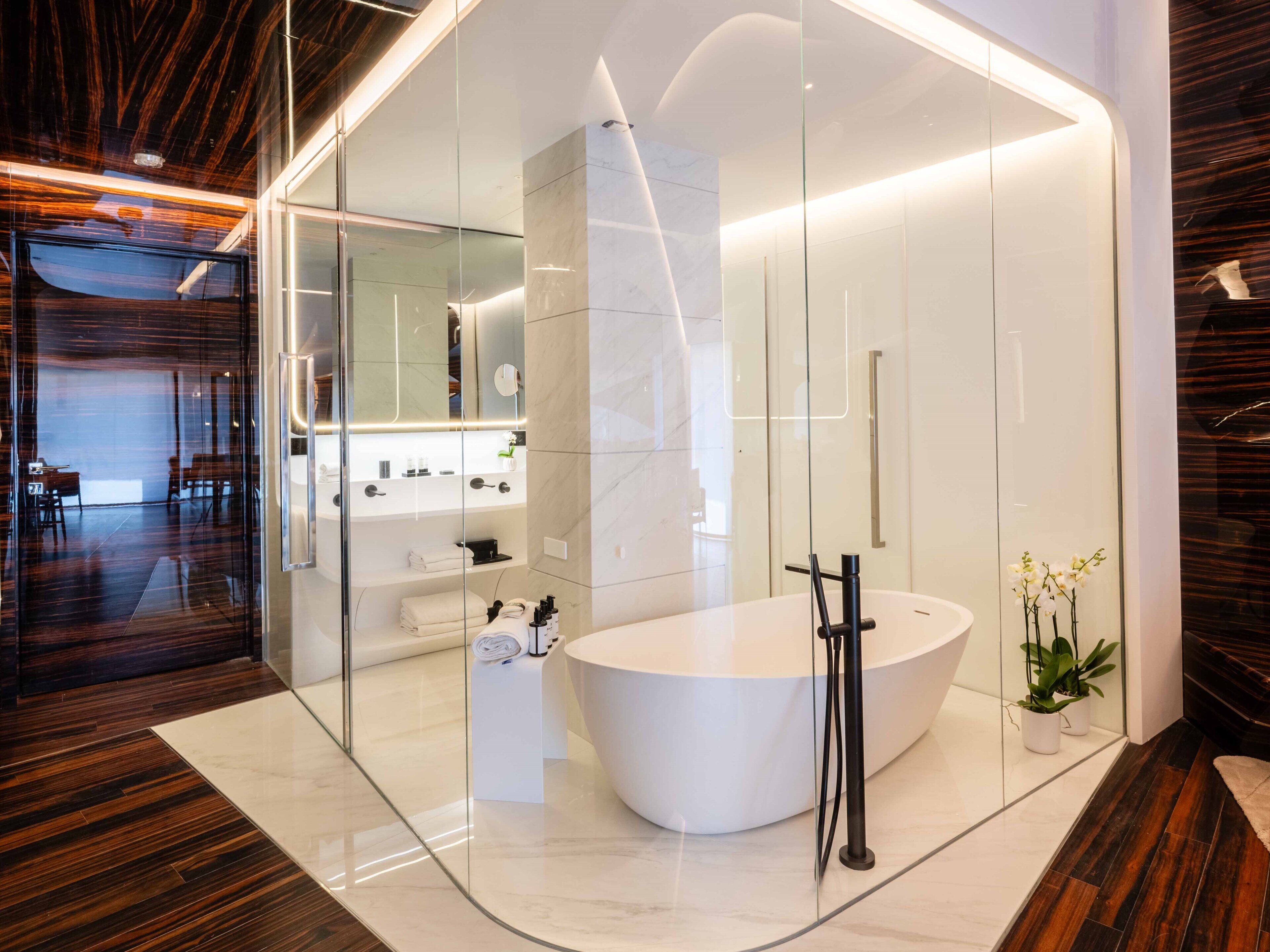 Habitación Premier | Baño | Tina y regadera independientes y regadera tipo lluvia 