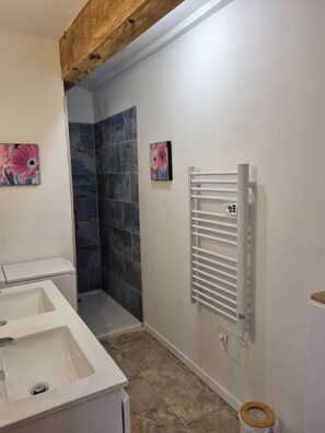 Une salle de bain avec une douche, des toilettes et un lavabo.