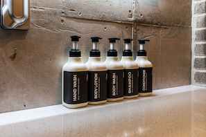 Nueve Resort (Base 2 People / Maximum 4 People) | 浴室 | 淋浴设施、大花洒淋浴喷头、吹风机、加热地板(浴室)