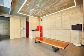 Nueve Poolvilla (Base 4 People / Maximum 8 People) | 起居区 | 80-厘米电视(配备有线频道)、收费电影、加热地板