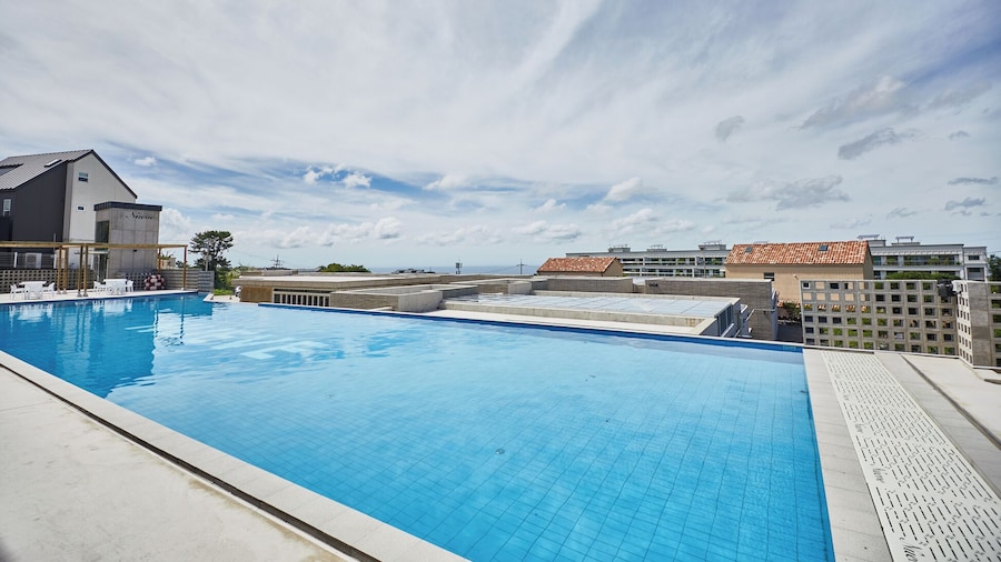 Nueve Poolvilla And Resort