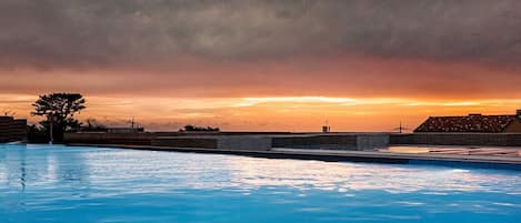 10 piscinas techadas, una piscina al aire libre, sombrillas