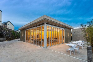 Family dining - Nueve Poolvilla And Resort (Jeju City)