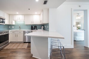 Condo, 2 chambres | Cuisine privée | Réfrigérateur, un four, cafetière-théière