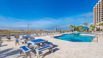 Una piscina techada, una piscina al aire libre