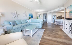 Condo, 3 Bedrooms | Living area