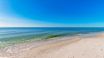 Condo, 4 habitaciones | Playa | En la playa