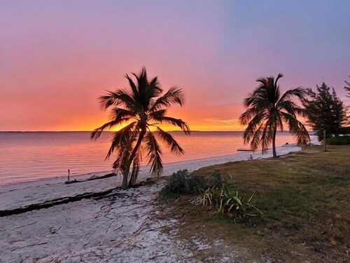Lost Together-Your Serene Retreat on Elbow Cay-just a 3 minute walk to beach!