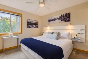 Leilighet, 2 soverom | 2 soverom, skrivebord for bærbar PC og strykejern/-brett