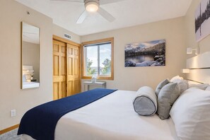 Leilighet, 2 soverom | 2 soverom, skrivebord for bærbar PC og strykejern/-brett