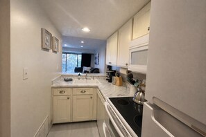 Condo, 2 habitaciones | Cocina privada | Refrigerador, horno, cafetera y tetera y tetera eléctrica 