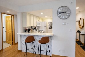 Condo, 2 phòng ngủ | Bếp riêng | Tủ lạnh, lò nướng, dụng cụ pha cà phê/trà, ấm điện 