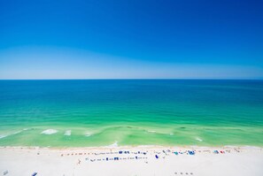 Condo, 3 habitaciones | Playa | En la playa 