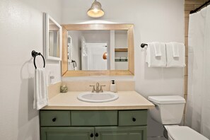 Condo, 3 phòng ngủ | Phòng tắm | Khăn tắm, dầu gội 