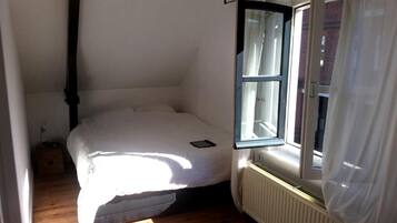 1 habitación, escritorio, tabla de planchar con plancha y wifi gratis