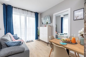 Suite estudio Confort, balcón, vistas al patio | Zona de estar