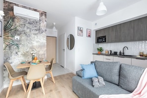 Suite estudio Confort, balcón, vistas al patio | Zona de estar
