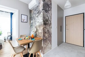Suite Studio Confort, balcon, vue cour intérieure | Coin séjour