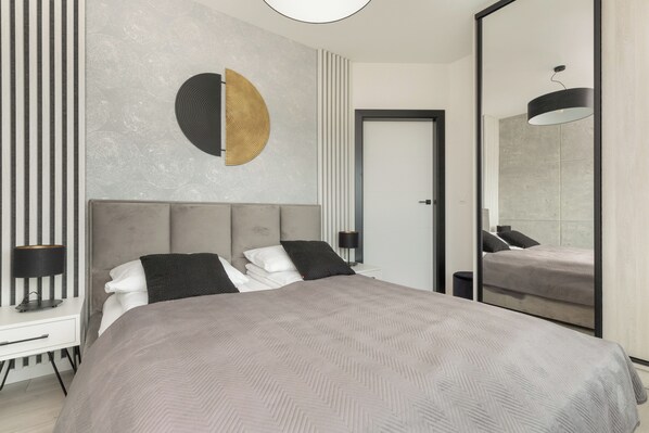 1 bedroom, bed sheets - Apartport With Port View by Renters (Gdynia)