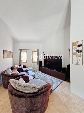 Smart TV, reproductor de DVD y tenis de mesa 
