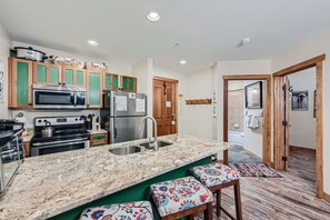 Condo, 2 quartos | Cozinha privada | Geladeira, fogão, cafeteira/chaleira, torradeira