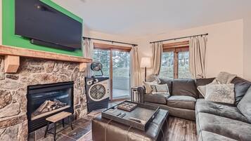 Condo, 2 Bedrooms | Living area