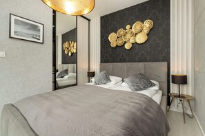 1 bedroom, bed sheets - Apartport Apartment With A/C by Renters (Gdynia)