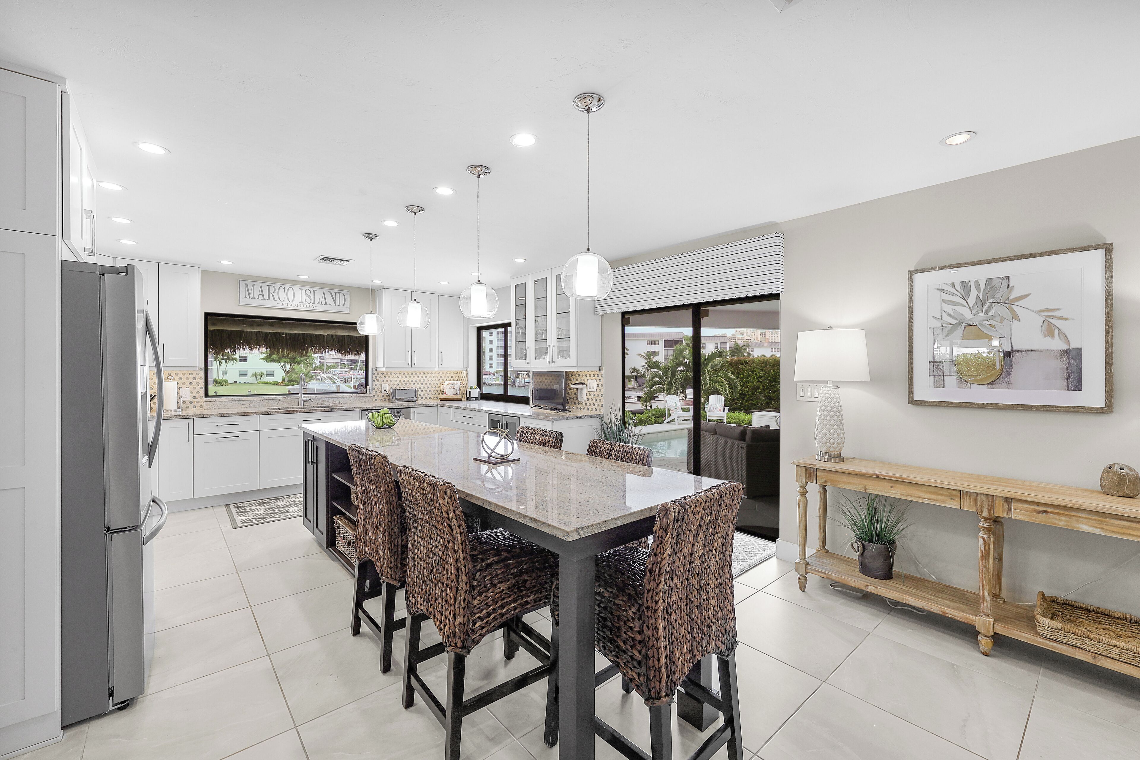 Kylskåp, mikrovågsugn, ugn och spishäll