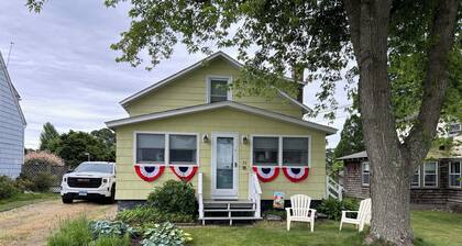 Charming Seaside Cottage 2-bedroom with WiFi, AC in Lord's Point ,Stonington.