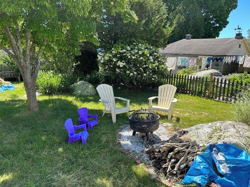 Charming Seaside Cottage  2-bedroom  with WiFi, AC in Lord's Point ,Stonington. 